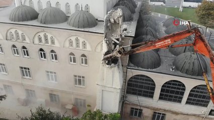 Avcılar'daki caminin ikiz minaresinin yıkım işlemleri tamamlandı
