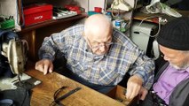 90 yaşındaki çınar terzilik mesleğini sürdürmeye çalışıyor