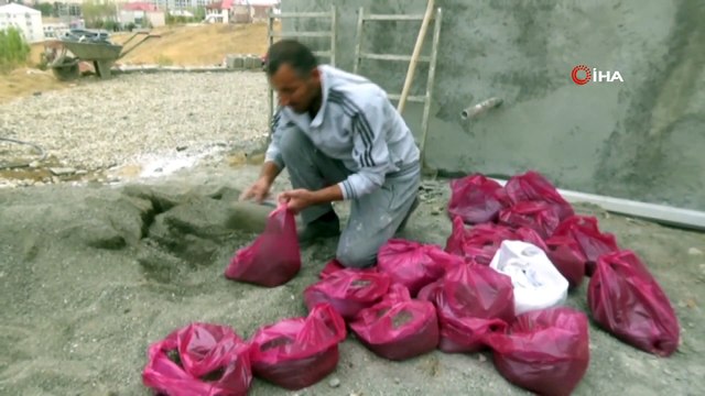 Çatısız Evini Bıranda ve Kum Dolu Poşetlerle Kışa Hazılıyor