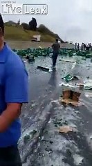 Des milliers de bières Heineken éclatées sur l'autoroute !