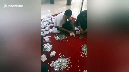 Il paye sa voiture avec 250kgs de pièces de monnaie !