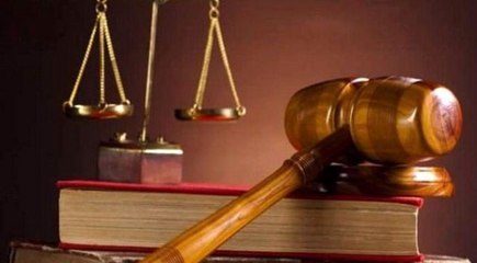 Ayağa kalkmadan konuşan avukat için iki mahkeme karşı karşıya geldi