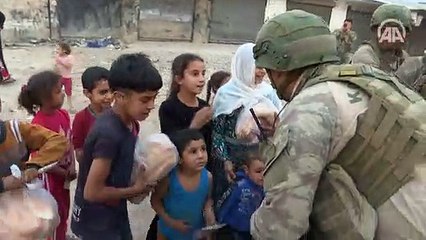 Terörden temizlenen Tel Halaf'ta Mehmetçik çocukların yüzünü güldürdü