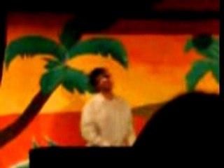 Gilbert Montagné Joue Du Piano Debout