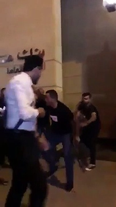 Lübnan’da silahlı bakan korumasına tekme atan kadın, eylemlerin sembolü oldu