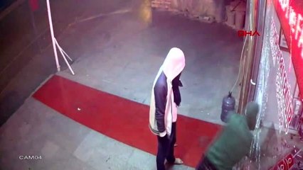 Adana parke taşı ile camı kırıp, iş yerini soyan kuzenler kamerada