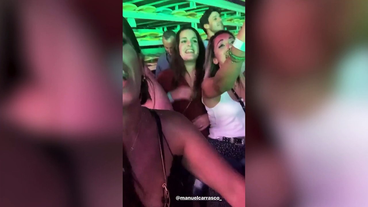 Anabel Pantoja disfruta de un concierto de Manuel Carrasco
