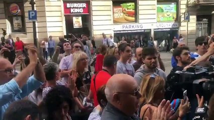Aplauden a Cayetana Álvarez de Toledo a gritos de "valiente".