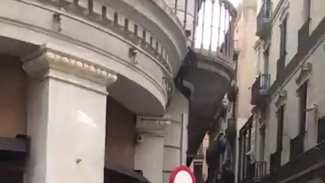 Vecinos de Barcelona entregan flores a los policías de la Via Laietana