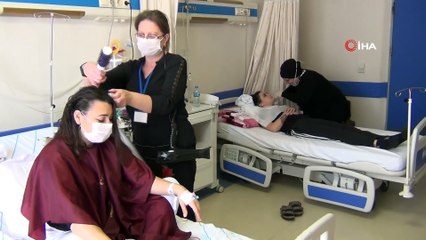 Hastaların saç bakımı ve makyajları kursiyerlerden