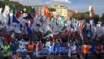 Roma - Salvini riprende e saluta piazza San Giovanni (19.10.19)