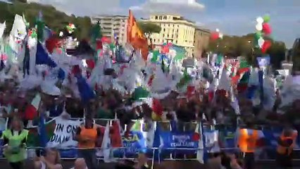 Download Video: Roma - Salvini riprende e saluta piazza San Giovanni (19.10.19)