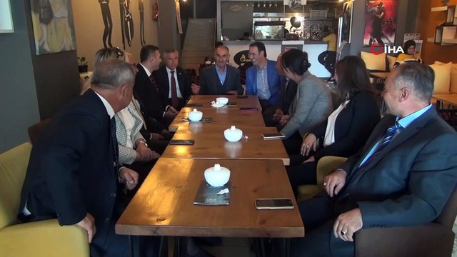 Muhtarlık görevini devraldığı babasına plaket takdim etti