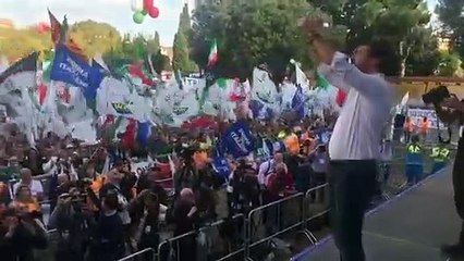 Roma - Salvini sul palco di piazza San Giovanni (19.10.19)