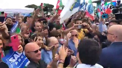 Télécharger la video: Roma -  Bagno di folla per Salvini in Piazza San Giovanni19.10.19)