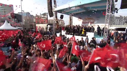 Cumhurbaşkanı Erdoğan ve protokol üyelerinden asker selamı