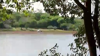 Internauta registra carro da Prefeitura 'atolado' na área do Lago Municipal