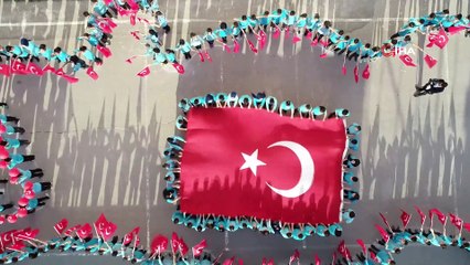 Bedenleri ile Türk bayrağı koreografisi yaptılar