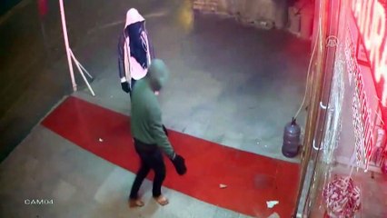 İş yerinin vitrin camı kırılarak hırsızlık yapılması kamerada (2) - ADANA