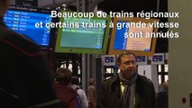 Perturbations à la SNCF: réactions de voyageurs à Paris-Saint-Lazare