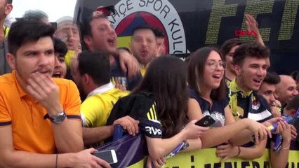 Spor fenerbahçe kafilesine denizli'de coşkulu karşılama