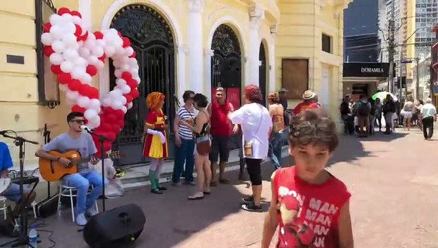 Grupo abraça Teatro Carlos Gomes, no Centro de Vitória (ES), e pede reabertura do espaço cultural interditado