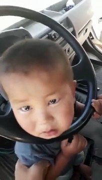 Ce gamin s'est coincé la tête dans un volant... Bien joué