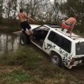 Ces dingues réalisent une cascade incroyable en sautant d'un 4x4 en marche