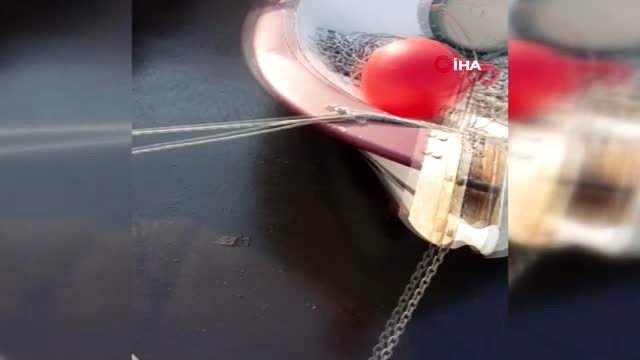 Denizde korkutan manzara...Denize sızan petrol türevi atıklar nedeniyle balıkçı barınağına giriş ve...