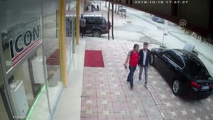 Aracıyla köpeği ezip kaçtı