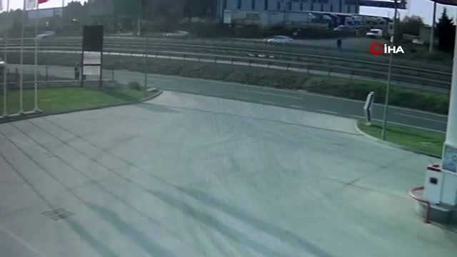 Arabanın çarpmasıyla metrelerce savrulan adam öldü...Feci kaza saniye saniye kamerada