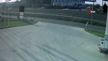 Arabanın çarpmasıyla metrelerce savrulan adam öldü...Feci kaza saniye saniye kamerada