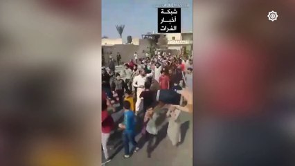 خروج مظاهرة في مدينة الطبقة ضد نظام عصابات الأسد مطالباً باسقاط النظام