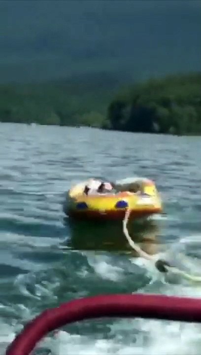 Tractée en bouée, elle s'éjecte dans les airs !