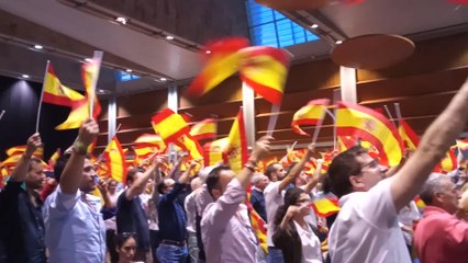 Video herunterladen: Asistentes al acto de Vox en Zaragoza entonan 'El novio de la muerte'