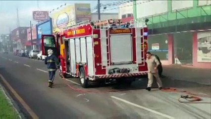 Chamas atingem motor de carro e Corpo de Bombeiros é mobilizado