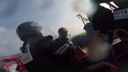 불법조업 중국어선 2척 나포...흉기 던지며 극렬 저항 / YTN