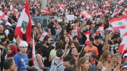 Los libaneses continúan en las calles a la espera de respuestas