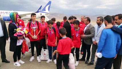 İspanya'dan ikincilik kupasını alan gençlere Türk bayraklı karşılama - ŞIRNAK
