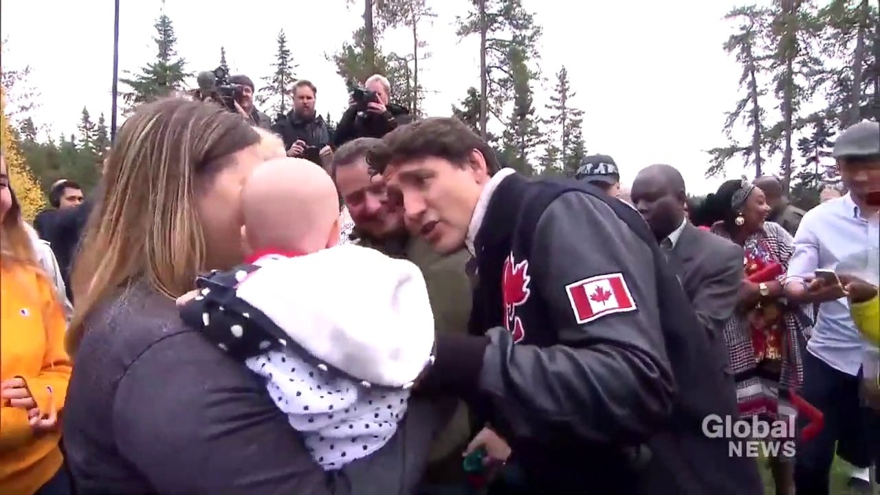 Malaise: Justin Trudeau essaie de faire son comique! Trudeau fait BRAILLER un bébé à chaudes larmes