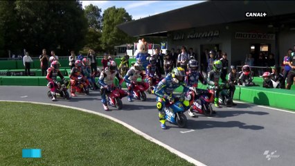 Une course de mini-moto avec les pilotes de Moto GP