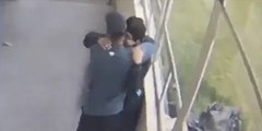 El entrenador del instituto desarma y abraza al estudiante suicida