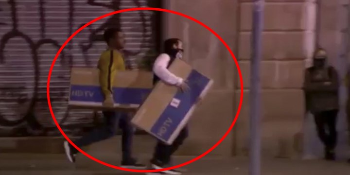 Los 'indepes' de los CDR saquean varias tiendas y se llevan televisiones de plasma en Barcelona
