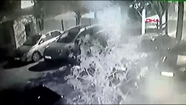 Beylikdüzü'nde eski eşinin de içinde bulunduğu araca kurşun yağdırdığı anlar kamerada