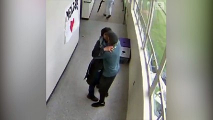 Elinde pompalı tüfek olan öğrenciyi, spor öğretmeni sarılarak sakinleştirdi