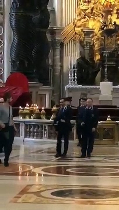 Basilique Saint Pierre de Rome: Un homme avec un couteau au coeur de la Cathédrale