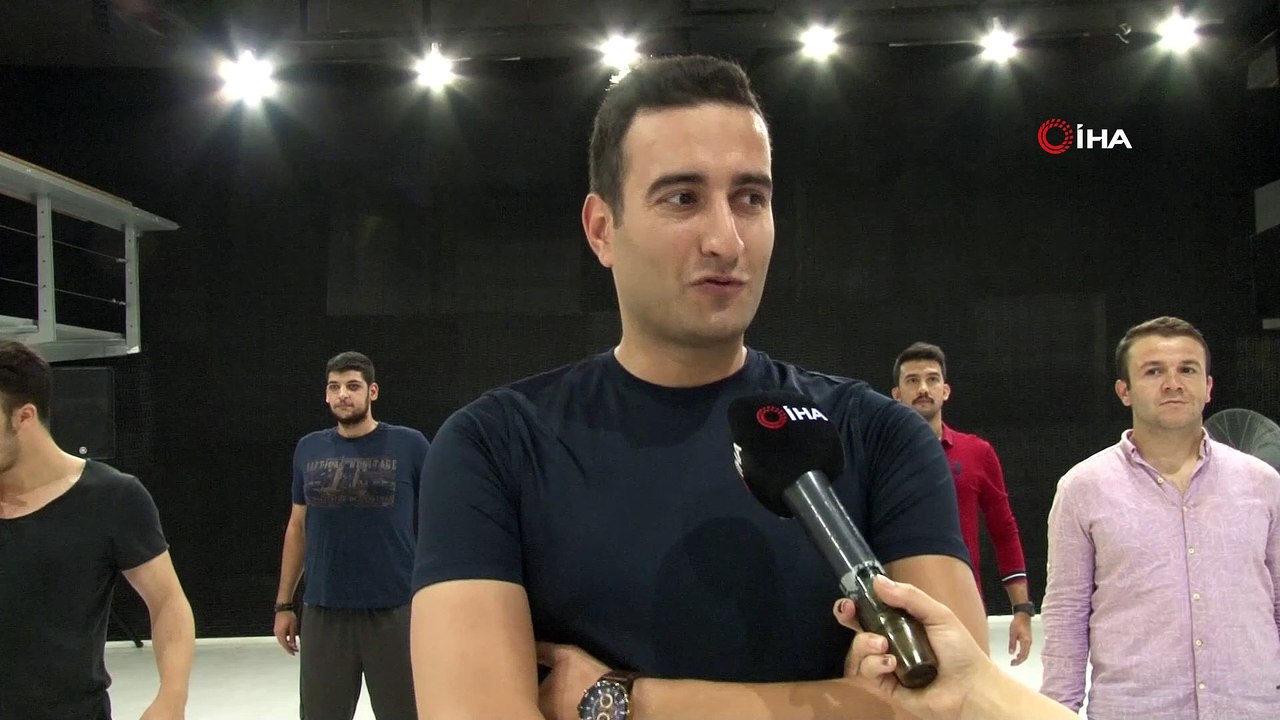 Dünya evine girecek genç çiftler, düğün danslar...