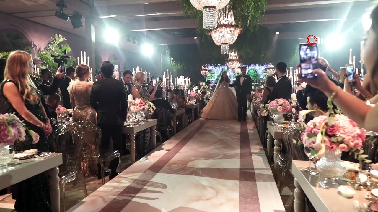 İş, politika ve sanat dünyasını buluşturan düğün