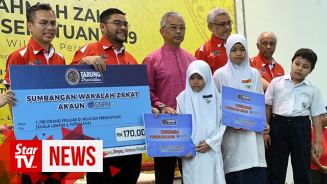 King hands over tithes to 500 recipients