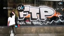Barcelona limpia sus fachadas de pintadas contra la Policía